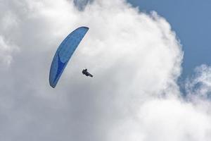 colgar planeador en el azul cielo foto