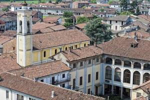 tejas de techo de pueblo medieval italiano foto