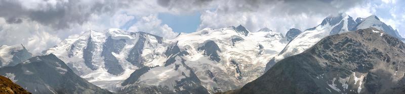 vista del glaciar de los alpes suizos en engadina foto