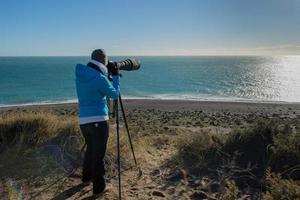 niña fotografiando paisaje en Patagonia foto