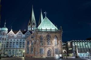 vista nocturna del casco antiguo de bremen foto