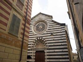 Iglesia de monterosso cinque terre pintoresco pueblo foto