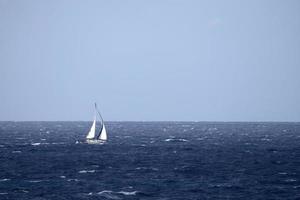 vela barco en alto olas mar foto