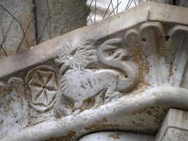 Bajorrelieve estatua escultura de la iglesia de riomaggiore cinque terre pintoresco pueblo foto