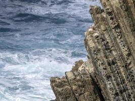 acantilados junto al mar en monterosso riomaggiore cinque terre pintoresco pueblo foto