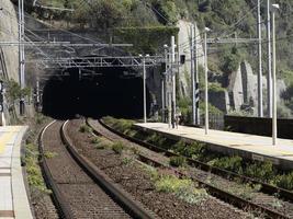 manarola cinque terre pueblo pintoresco estación de tren foto