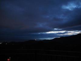 noche panorama desde Virgen della guardia votivo ofrecimiento santuario en Génova montaña colina foto