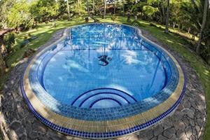 una piscina en siladen turquesa tropical paradise island resort foto