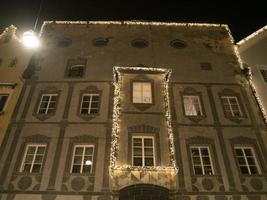 pueblo de brunico en la noche en diciembre luces de navidad foto