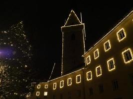 pueblo de brunico en la noche en diciembre luces de navidad foto