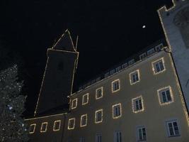 pueblo de brunico en la noche en diciembre luces de navidad foto