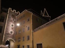 pueblo de brunico en la noche en diciembre luces de navidad foto