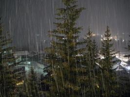 nevando por la noche en las montañas dolomitas foto