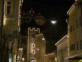 pueblo de brunico en la noche en diciembre luces de navidad foto