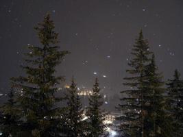 nevando por la noche en las montañas dolomitas foto