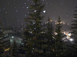 nevando por la noche en las montañas dolomitas foto