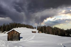 dolomitas nieve panorama cabaña de madera val badia armentara foto