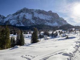 monte croce dolomitas montañas del valle de badia al atardecer en invierno foto