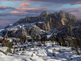 monte croce dolomitas montañas del valle de badia al atardecer en invierno foto