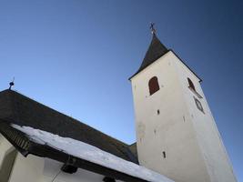 iglesia en monte croce dolomitas valle de badia montañas en invierno nieve panorama foto