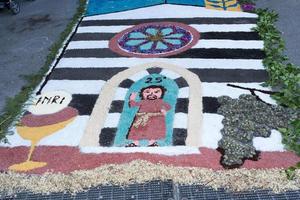 alfombra de pétalos y flores para la celebración del corpus domini christi foto