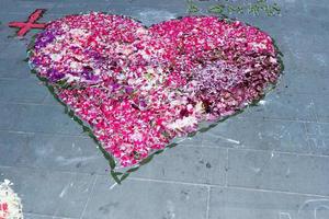 alfombra de pétalos y flores para la celebración del corpus domini christi foto