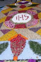 alfombra de pétalos y flores para la celebración del corpus domini christi foto