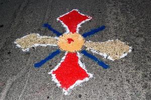 alfombra de pétalos y flores para la celebración del corpus domini christi foto