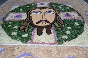 alfombra de pétalos y flores para la celebración del corpus domini christi foto