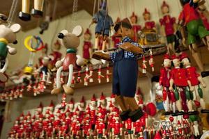 un grupo de Pinocho marionetas recuerdo desde Italia foto