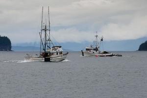 dos pescador barco me gusta más mortífero captura Yo en glacial estrecho punto Alaska foto