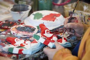 manos mientras pintura un papel marioneta en viareggio Italia carnaval espectáculo foto