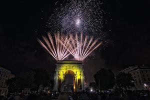 feliz año nuevo fuegos artificiales en el arco del triunfo en génova italia foto