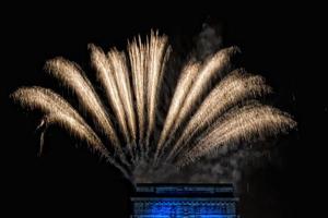 feliz año nuevo y feliz navidad fuegos artificiales en el arco del triunfo foto