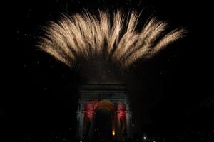 feliz año nuevo fuegos artificiales sobre fondo negro foto