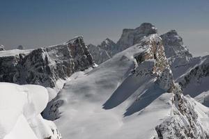 Dolomitas enorme vista panorámica en tiempo de nieve de invierno foto