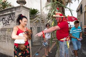 aci trezza, italia - 24 de junio de 2014 - celebración del desfile tradicional de san giovanni foto