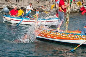 aci trezza, italia - 24 de junio de 2014 - celebración del desfile tradicional de san giovanni foto