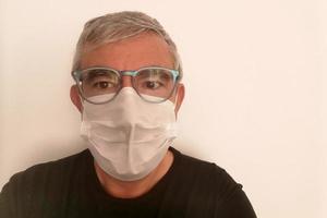 hombre con mascarilla de coronavirus foto