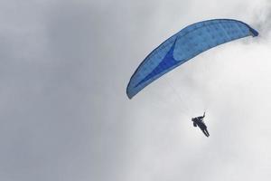 colgar planeador en el azul cielo foto