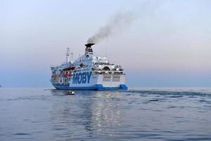 Génova, Italia - 27 de julio de 2017 - crucero navegando desde el puerto foto