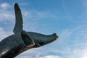 jorobado ballena estatua en la paz foto