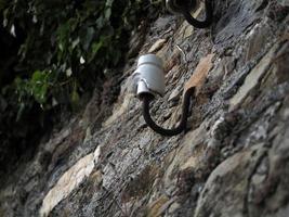 antiguo soporte de alambre de cable de teléfono de cerámica foto