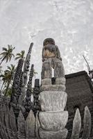 Hawai tiki de madera estatua foto