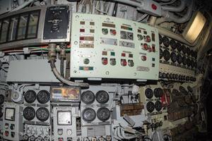 vista interior de la sala de control de submarinos foto