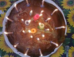 pastel de cumpleaños hecho en casa desde arriba foto