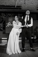 el primer baile de bodas de la novia y el novio foto