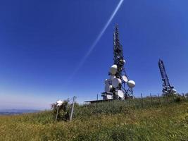 torre de antena de comunicación celular de telecomunicaciones sobre fondo azul foto