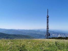 torre de antena de comunicación celular de telecomunicaciones sobre fondo azul foto