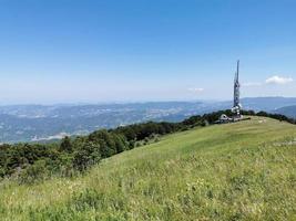 torre de antena de comunicación celular de telecomunicaciones sobre fondo azul foto